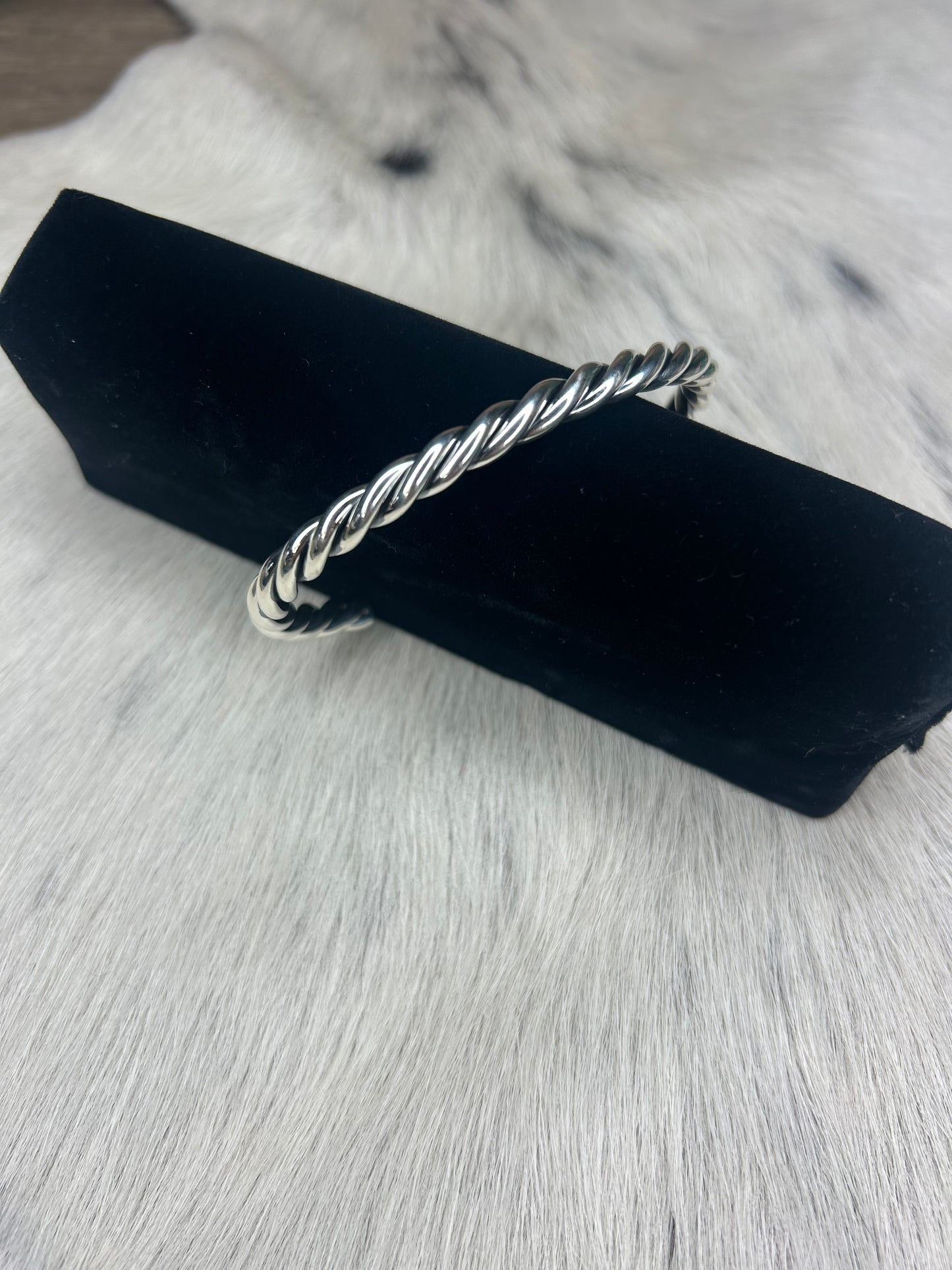 Thick Twist Cuff